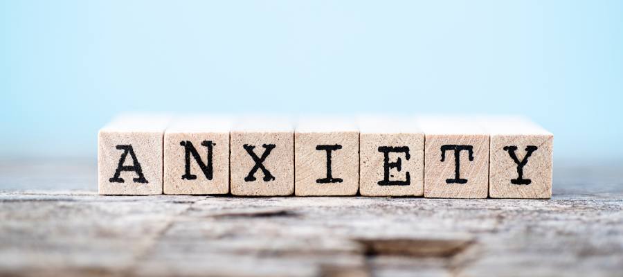 Infographic on anxiety counselling at Helyx Health, covering how progress is reviewed and the approaches a clinician may use.